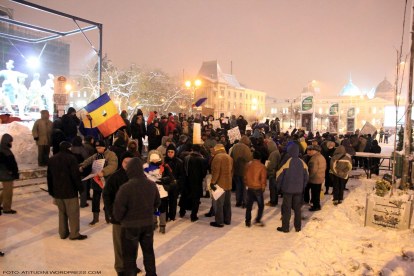 Romania sub ger si viscol, 26 ianuarie 2012 protestul din Piata Universitatii rezista
