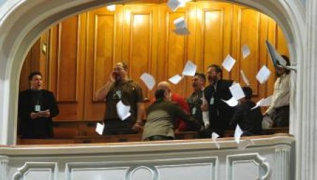 Astazi in Parlamentul Romaniei lui Basescu i s-a cerut demisia